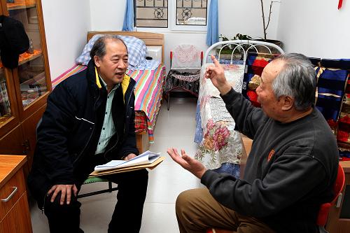 2月28日，在北京市遠(yuǎn)洋沁山水公租房項(xiàng)目區(qū)，全國(guó)政協(xié)委員、天津市美術(shù)家協(xié)會(huì)副主席王書平（右）向租戶石連瑞了解情況，征求提案意見(jiàn)。石連瑞老人和老伴于今年春節(jié)前搬入公租房，他們就租金等問(wèn)題提出了意見(jiàn)，臨走時(shí)他握著王書平委員的手，囑咐他一定要把他們的意見(jiàn)帶上會(huì)。這次上會(huì)，王書平委員準(zhǔn)備了如何解決保障房建設(shè)存在問(wèn)題的提案。王書平委員長(zhǎng)期關(guān)注全國(guó)的保障房建設(shè)，已經(jīng)帶著如何更加科學(xué)地選址、如何有效降低租金、如何增加農(nóng)民工的選擇權(quán)等問(wèn)題深入基層調(diào)研，走訪租戶、物業(yè)、管理等部門，聽(tīng)取意見(jiàn)，完善提案。新華社記者 金立旺 攝  [2月28日，在北京市遠(yuǎn)洋沁山水公租房項(xiàng)目區(qū)，全國(guó)政協(xié)委員、天津市美術(shù)家協(xié)會(huì)副主席王書平（左）在租戶石連瑞家里了解情況，征求提案意見(jiàn)。新華社記者 金立旺 攝 ]      2月28日，在北京市遠(yuǎn)洋沁山水公租房項(xiàng)目區(qū)，全國(guó)政協(xié)委員、天津市美術(shù)家協(xié)會(huì)副主席王書平（左）在租戶石連瑞家里了解情況，征求提案意見(jiàn)。新華社記者 金立旺 攝