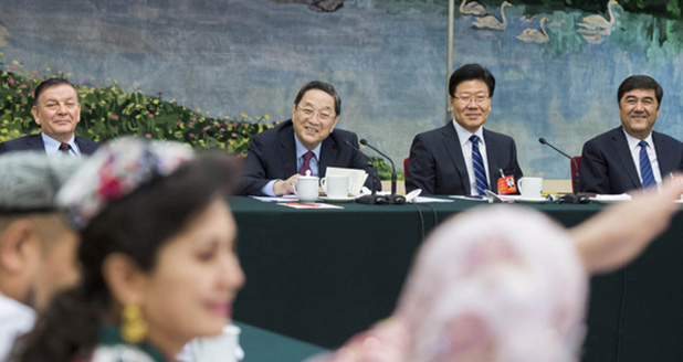 俞正聲參加新疆代表團(tuán)審議