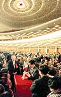 3 月1 3 日，政協(xié)九屆一次會(huì)議第五次全體會(huì)議在北京人民大會(huì)堂舉行。會(huì)議選舉政協(xié)第九屆全國委員會(huì)主席、副主席、秘書長和常務(wù)委員。這是委員們在投票。 新華社記者 王新慶攝    