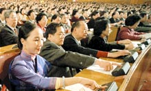 三月十四日，全國(guó)政協(xié)九屆一次會(huì)議勝利閉幕，委員們按表決器通過(guò)全國(guó)政協(xié)九屆一次會(huì)議政治決議。新華社記者 謝家華攝    