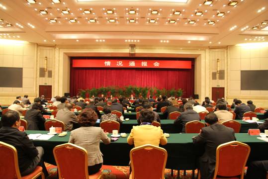 10月19日，全國政協(xié)副主席、中共中央統(tǒng)戰(zhàn)部部長杜青林向各民主黨派中央、全國工商聯(lián)領導人和無黨派人士通報中共十七屆六中全會精神。胡曉峰 攝