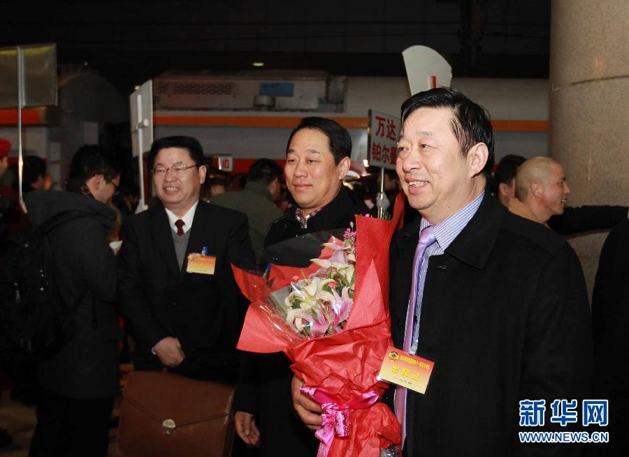 3月1日，來自河南省的全國政協(xié)委員抵京參加全國政協(xié)十一屆五次會(huì)議。這是全國政協(xié)委員王超斌（右一）等抵達(dá)北京西站。 新華社記者 丁林 攝