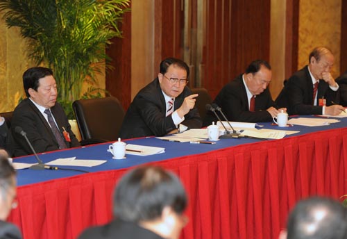 3月4日，中共中央政治局常委李長(zhǎng)春看望出席全國(guó)政協(xié)十一屆五次會(huì)議的文藝界委員，并參加聯(lián)組會(huì)，同大家共商國(guó)是。 新華社記者 謝環(huán)馳 攝