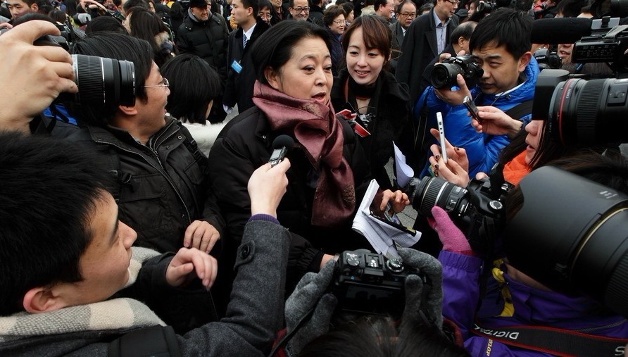 3月3日，中國(guó)人民政治協(xié)商會(huì)議第十一屆全國(guó)委員會(huì)第五次會(huì)議在北京人民大會(huì)堂開幕。圖為全國(guó)政協(xié)委員倪萍在接受記者采訪。