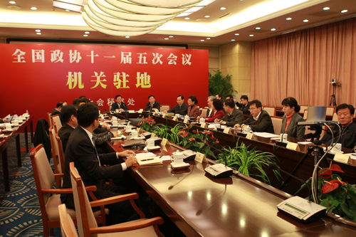 政協(xié)十一屆五次會(huì)議正在北京召開，大會(huì)工作機(jī)構(gòu)分布在多個(gè)駐地，會(huì)議的組織工作任務(wù)重、時(shí)間緊，大會(huì)秘書處技術(shù)保障組應(yīng)用先進(jìn)的信息技術(shù)，提高工作效率。圖為大會(huì)秘書處利用華為公司提供  的視頻會(huì)議系統(tǒng)，召開視頻工作會(huì)議。