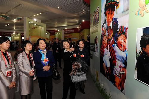3月9日，來(lái)自重慶的全國(guó)人大代表參觀展覽。當(dāng)日，出席兩會(huì)的部分女代表、女委員在北京國(guó)家博物館參觀“中國(guó)婦女兒童十年發(fā)展成就展”。該展覽以“優(yōu)化婦女發(fā)展環(huán)境，促進(jìn)兒童健康成長(zhǎng)”為主題，將男女平等基本國(guó)策、兒童優(yōu)先的原則貫穿始終，通過(guò)文字和翔實(shí)的數(shù)據(jù)、真實(shí)寶貴的圖片、影視資料以及部分實(shí)物，從不同角度、不同層面，集中展現(xiàn)新世紀(jì)十年來(lái)中國(guó)婦女兒童事業(yè)的發(fā)展歷程和成就。新華社記者 何俊昌 攝