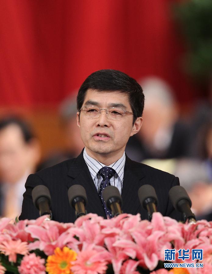  3月10日，全國(guó)政協(xié)十一屆五次會(huì)議在北京人民大會(huì)堂舉行第三次全體會(huì)議。這是歐陽(yáng)明高委員代表民盟中央作《堅(jiān)定不移地加速推進(jìn)社會(huì)保障體系建設(shè)》的發(fā)言。新華社記者 丁林 攝