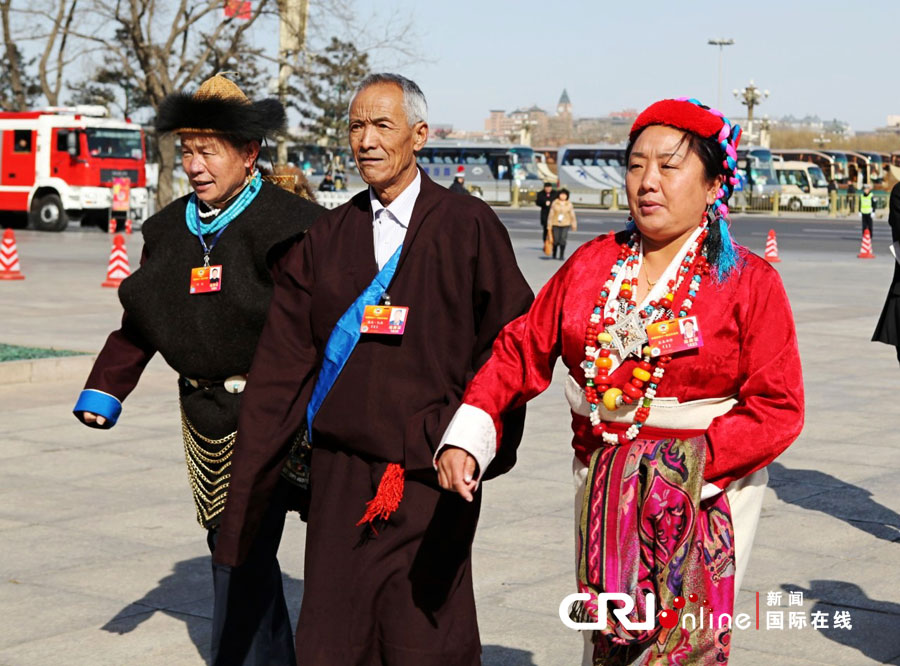 民族界別的委員們身著民族服飾走向大會堂 林路 攝