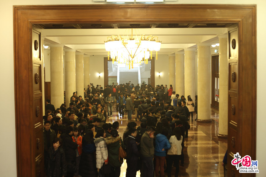 2013年2月28日，北京，參與全國政協(xié)十二屆一次會議報道的內(nèi)地記者在政協(xié)禮堂領(lǐng)取大會證件。中國網(wǎng) 陳維松 攝