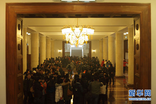  2013年02月28日，北京，全國(guó)政協(xié)十二屆一次會(huì)議內(nèi)地記者情況通報(bào)會(huì)在政協(xié)禮堂舉行。會(huì)后，參與報(bào)道政協(xié)會(huì)議的記者排隊(duì)領(lǐng)取大會(huì)采訪(fǎng)證件。據(jù)介紹，今年采訪(fǎng)政協(xié)會(huì)議記者較去年有所減少。