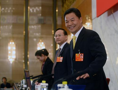 3月2日，全國政協(xié)十二屆一次會議新聞發(fā)布會在北京人民大會堂舉行，大會發(fā)言人呂新華（右）介紹會議有關(guān)情況并回答中外記者提問。新華社記者 金良快 攝