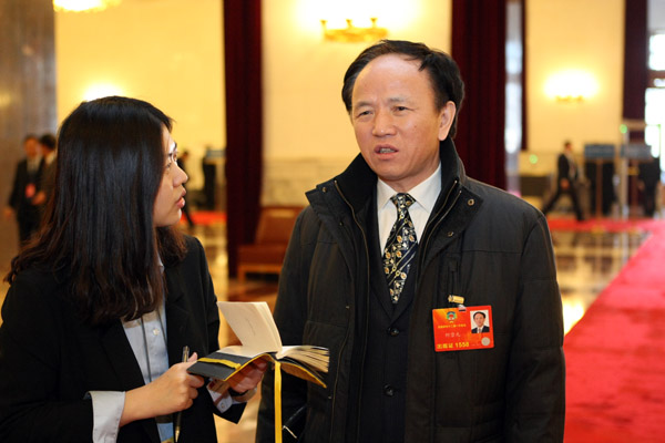 3月3日，何崇元委員接受記者采訪。新華網(wǎng)/中國政府網(wǎng) 記者楊理光攝