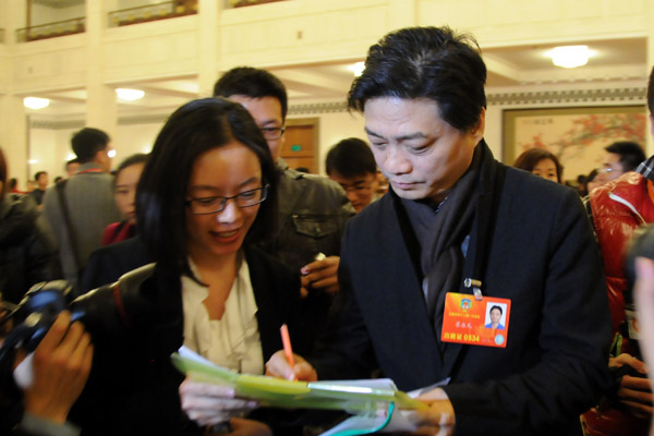 3月3日，崔永元委員為新華微博題字。新華網(wǎng)/中國政府網(wǎng) 翟子赫攝