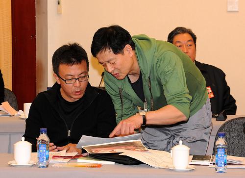3月4日，濮存昕（右）向委員介紹他關(guān)于保護(hù)長江江豚的提案。新華社記者 何俊昌 攝