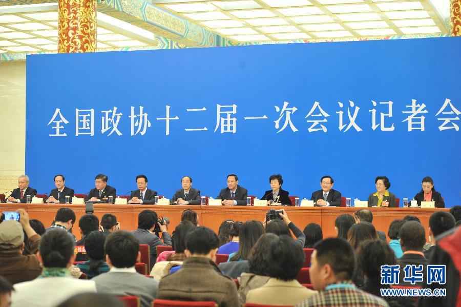 3月6日，全國政協(xié)十二屆一次會議在北京人民大會堂舉行記者會，民主黨派中央和全國工商聯(lián)領導人集體接受媒體采訪。 新華社記者 戚恒 攝