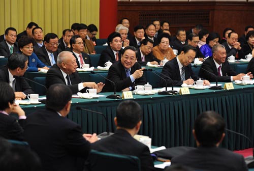 3月6日，中共中央政治局常委、全國政協(xié)十二屆一次會議主席團會議主持人俞正聲參加全國政協(xié)十二屆一次會議港澳地區(qū)全國政協(xié)委員聯(lián)組會。新華社記者 饒愛民 攝