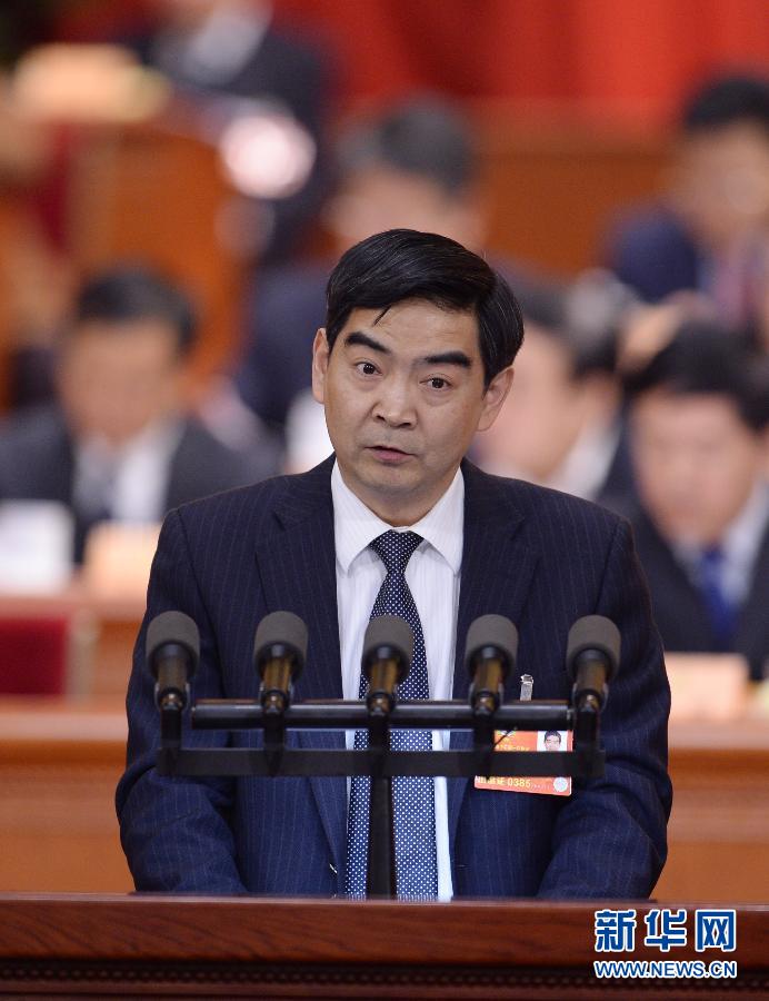 3月7日，全國政協(xié)十二屆一次會議在北京人民大會堂舉行第二次全體會議。這是丁時勇委員作《優(yōu)化轉(zhuǎn)移支付結(jié)構(gòu) 完善分配管理制度》的發(fā)言。新華社記者 王曄 攝 