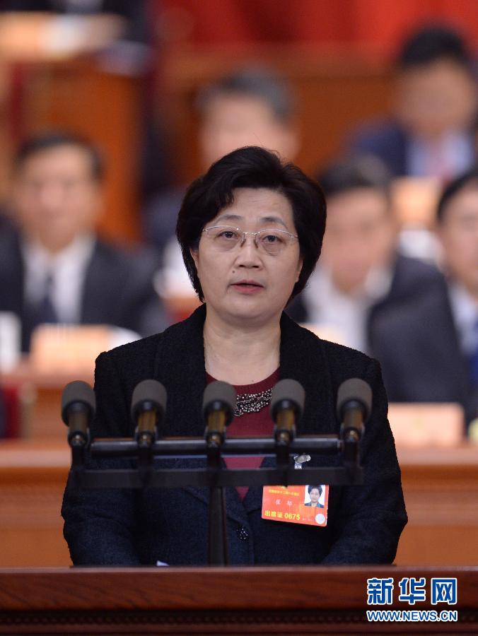 3月7日，全國政協(xié)十二屆一次會議在北京人民大會堂舉行第二次全體會議。這是崔郁委員代表全國婦聯(lián)作《服務(wù)民生 關(guān)愛家庭促進家政服務(wù)業(yè)健康發(fā)展》的發(fā)言。 新華社記者 王曄 攝 