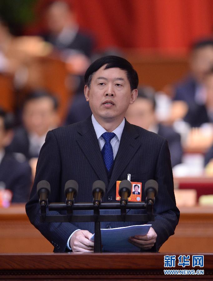 3月7日，全國政協(xié)十二屆一次會議在北京人民大會堂舉行第二次全體會議。這是徐輝委員代表民盟中央作《必須高度重視民眾金融資產(chǎn)的保值增值問題》的發(fā)言。新華社記者 王曄 攝 