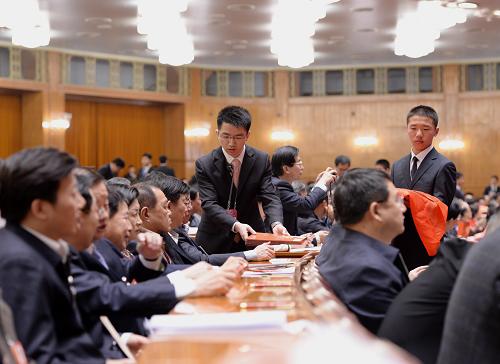這是工作人員在發(fā)選票。 新華社記者 王曄 攝
